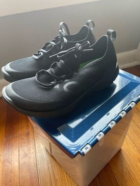 Women’s black Oofos